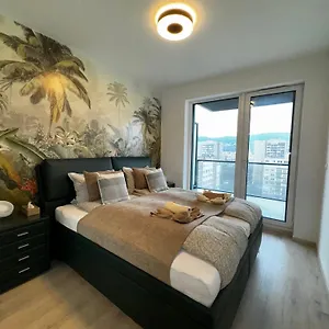 Riverguard With Free Parking , Budapest Hungary